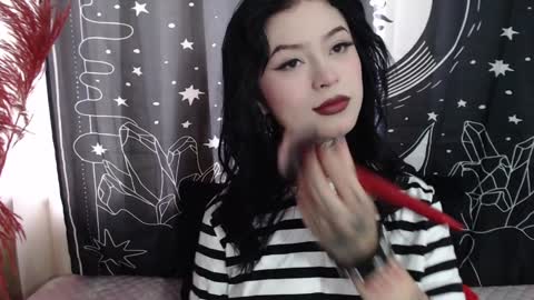 Snapshot of isabella__dark chatting on February 8, 8:32 pm    online show from February 8, 8:32 pm