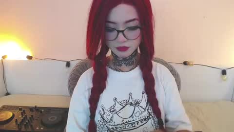 Snapshot of isabella__dark chatting on December 4, 9:13 pm    online show from December 4, 9:13 pm