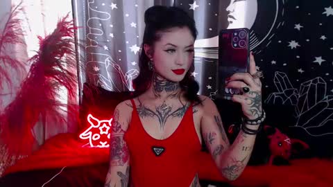 Snapshot of isabella__dark chatting on February 15, 8:45 pm    online show from February 15, 8:45 pm