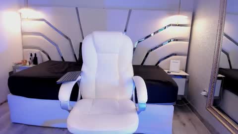 Isa  online show from January 9, 9:52 pm