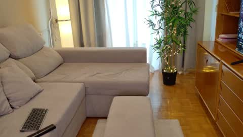 isabellauribe online show from April 18, 1:57 pm