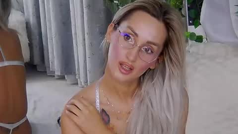 IsabelleEthan online show from April 15, 1:17 am