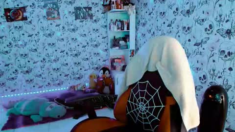 Snapshot of issis_demon chatting on October 11, 6:18 am Yiz online show from October 11, 6:18 am