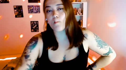 Snapshot of issis_demon chatting on December 4, 2:42 am Yiz online show from December 4, 2:42 am