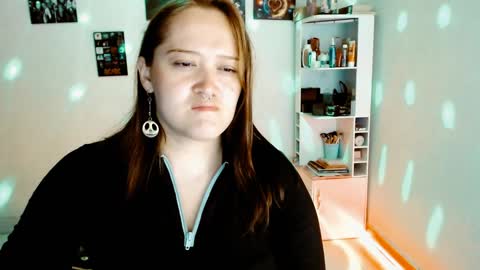 Snapshot of issis_demon chatting on December 29, 5:53 am Yiz online show from December 29, 5:53 am