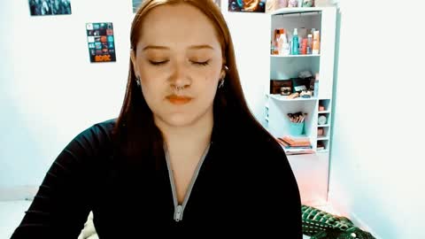 Snapshot of issis_demon chatting on December 24, 1:06 am Yiz online show from December 24, 1:06 am