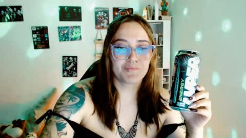 Snapshot of issis_demon chatting on February 8, 5:18 am Yiz online show from February 8, 5:18 am