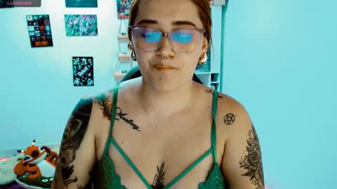 Snapshot of issis_demon chatting on February 4, 3:33 am Yiz online show from February 4, 3:33 am