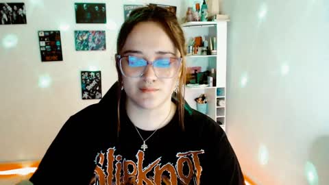 Snapshot of issis_demon chatting on December 7, 2:42 am Yiz online show from December 7, 2:42 am