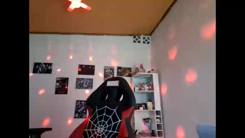 Snapshot of issis_demon chatting on January 4, 1:21 am Yiz online show from January 4, 1:21 am