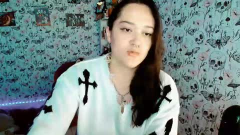 Snapshot of issis_demon chatting on October 26, 9:27 am Yiz online show from October 26, 9:27 am