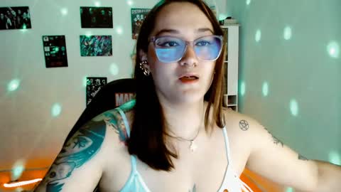 Snapshot of issis_demon chatting on January 18, 4:59 am Yiz online show from January 18, 4:59 am