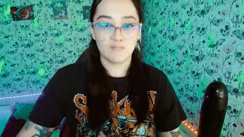 Snapshot of issis_demon chatting on October 5, 4:39 am Yiz online show from October 5, 4:39 am