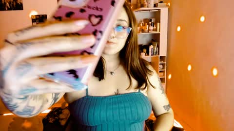 Snapshot of issis_demon chatting on January 13, 5:12 am Yiz online show from January 13, 5:12 am