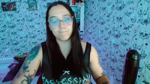 Snapshot of issis_demon chatting on September 12, 6:14 am Yiz online show from September 12, 6:14 am