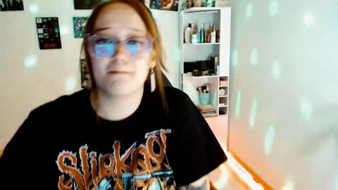 Snapshot of issis_demon chatting on December 21, 4:09 am Yiz online show from December 21, 4:09 am