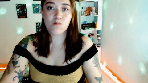 Snapshot of issis_demon chatting on December 3, 2:56 am Yiz online show from December 3, 2:56 am