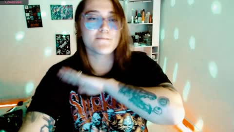 Snapshot of issis_demon chatting on February 1, 4:03 am Yiz online show from February 1, 4:03 am