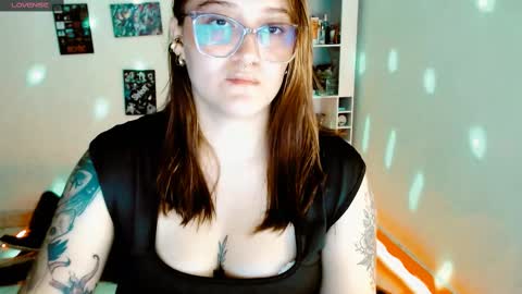 Snapshot of issis_demon chatting on February 23, 4:11 am Yiz online show from February 23, 4:11 am