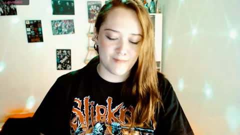 Snapshot of issis_demon chatting on February 24, 3:42 am Yiz online show from February 24, 3:42 am