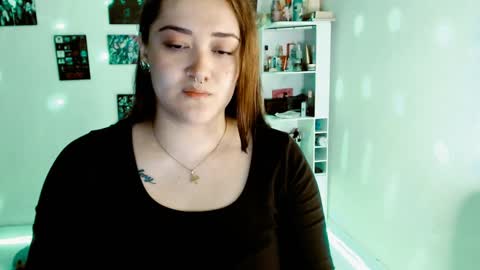 Snapshot of issis_demon chatting on December 8, 4:57 am Yiz online show from December 8, 4:57 am