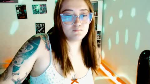 Snapshot of issis_demon chatting on February 25, 3:52 am Yiz online show from February 25, 3:52 am