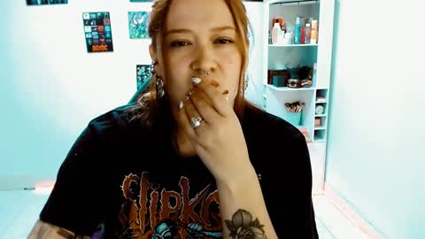 Snapshot of issis_demon chatting on December 28, 4:08 am Yiz online show from December 28, 4:08 am