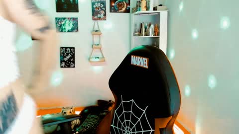 Snapshot of issis_demon chatting on January 20, 4:43 am Yiz online show from January 20, 4:43 am