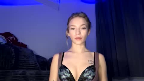Danielle Rose online show from May 22, 2:20 am