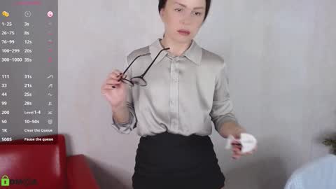 Queen of nylon  Victoria online show from December 4, 5:21 am