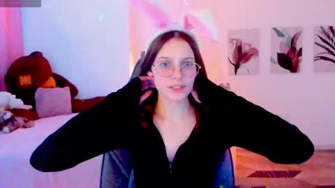 jenniferkiim online show from December 2, 11:45 am