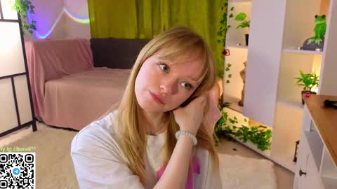 Gwen online show from April 2, 8:06 pm