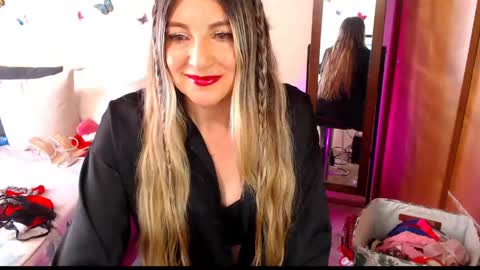 Jolie Mature online show from April 14, 9:15 pm