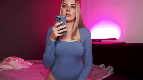 Snapshot of jscarlett chatting on March 8, 4:37 pm  all my links online show from March 8, 4:37 pm