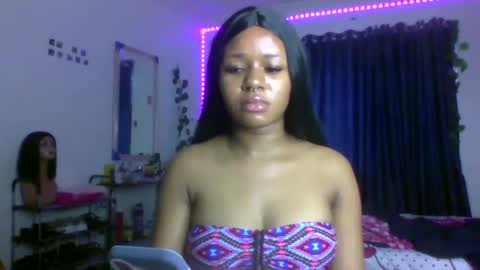 Snapshot of juicy_pussy1122 chatting on October 25, 8:22 am Emily online show from October 25, 8:22 am