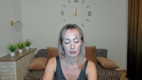 julia__cherry_ online show from December 7, 9:00 pm