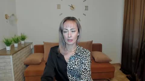 julia__cherry_ online show from December 10, 11:11 am