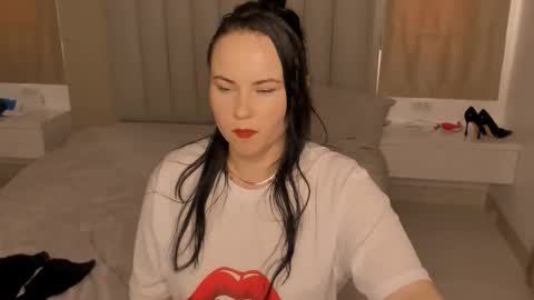 juliamillss online show from November 12, 5:05 am