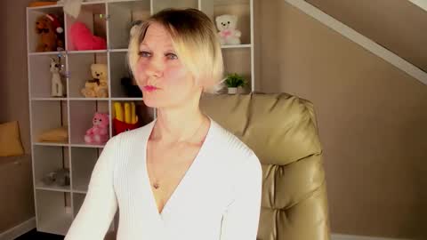 Julie Lucasss online show from March 13, 1:18 am