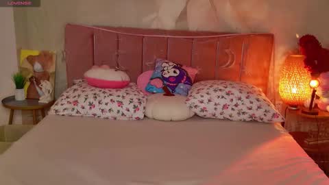 juliehill online show from February 13, 6:09 pm