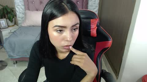 julieta_fn online show from March 25, 5:05 pm