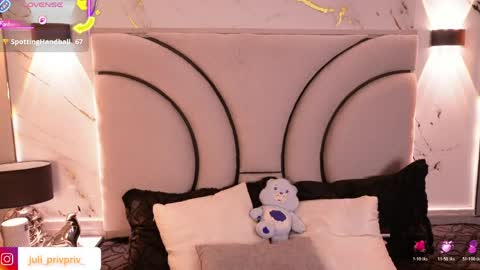 jullianapriv_ online show from April 6, 5:03 pm