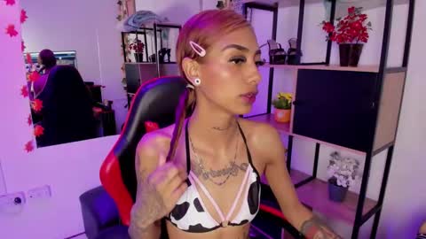 karlaslutskinny__ online show from December 19, 3:21 am