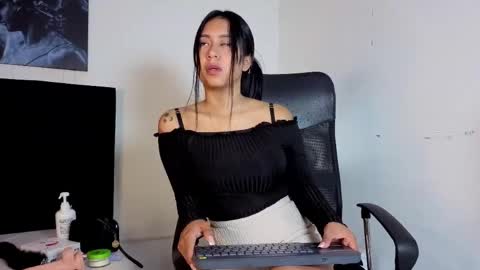 katevalencia_ online show from May 14, 1:44 am