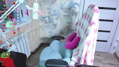 Snapshot of kawaii_power_uwu chatting on February 22, 10:04 pm Kira-chan  online show from February 22, 10:04 pm