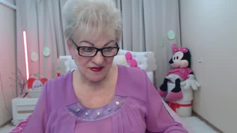 kaylesmoll online show from April 8, 7:16 pm