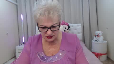 kaylesmoll online show from January 31, 7:45 pm