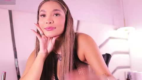 kendall_evanss_ online show from June 1, 7:59 pm