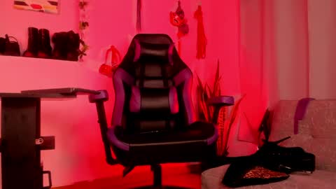 kenia_thompsom01 online show from April 3, 12:30 am