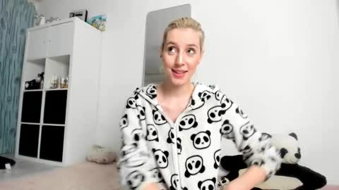 Kenzie online show from October 18, 3:42 am